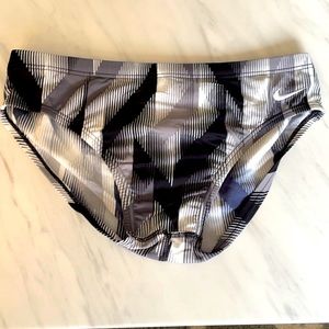 NIKE Swim Brief

Color: black & white
Brand: NIKE
Size: medium